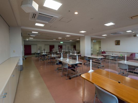 広々とした明るい食堂