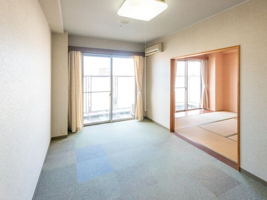 明るい和洋室の居室