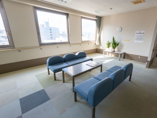 待合室の静かな風景