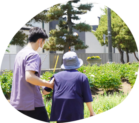 一緒に散歩する二人の人物、庭
