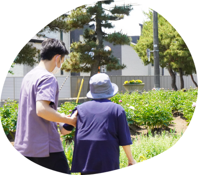 一緒に散歩する二人の人物、庭