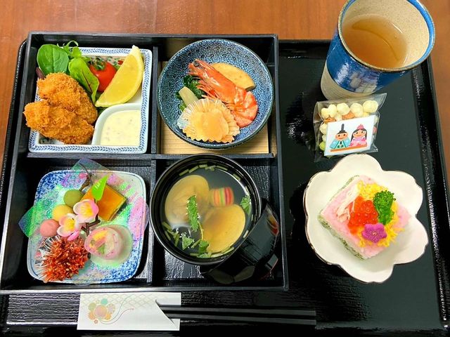 和風の彩り豊かな料理 行事食 心と体に優しい和風のお食事です。栄養バランスを考えた彩り豊かなメニューで、毎日を豊かに過ごせます。