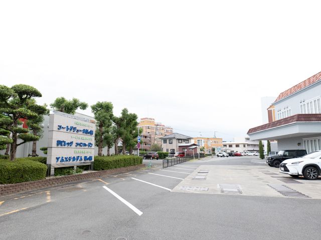 広々とした駐車場の風景 駐車場 ゆとりを感じる駐車場が広がる、明るい雰囲気の施設です。働く環境として快適な空間が広がっています。