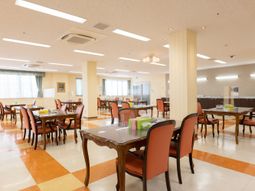明るい食堂の様子