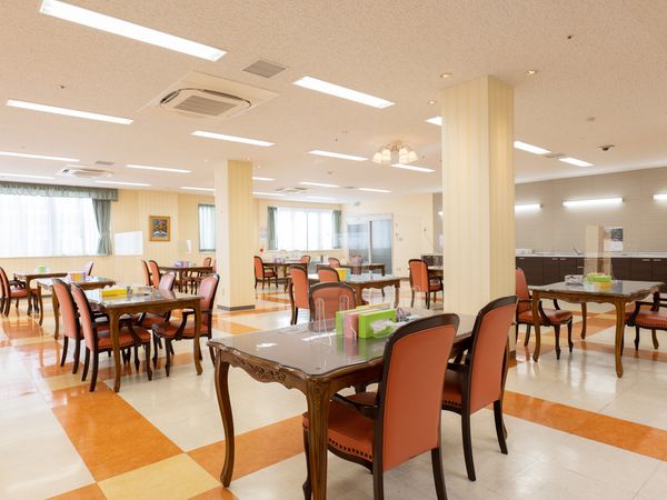 明るい食堂の様子