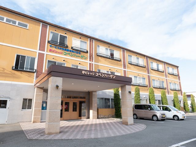 建物正面のエントランス風景 外観 ゆったりとしたアクセスができる明るい入口です。心地よい出迎えが期待でき、作業環境としても快適です。