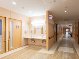 清潔な廊下と洗面台
