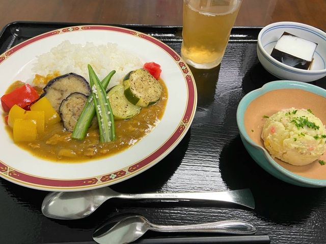 彩り豊かな手作り食事 お食事 栄養バランスを考えた手作りのカレーライスをはじめ、豊かな食事を提供しております。健康を支えるお食事をご覧ください。