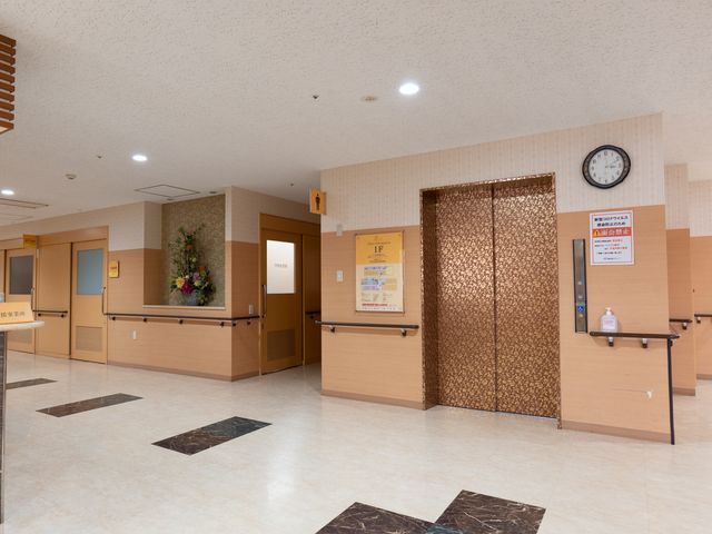 エントランスの落ち着いた雰囲気 エレベーター 清潔感溢れるエントランスです。要介護者の移動も考慮された広々とした設計になっています。