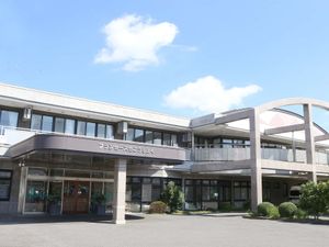 明るい外観の建物  
