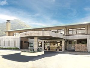 山を望む施設外観  