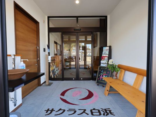 エントランスの明るい風景