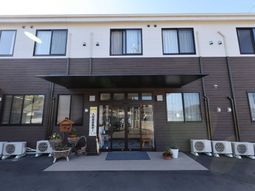茶色い外壁の建物正面