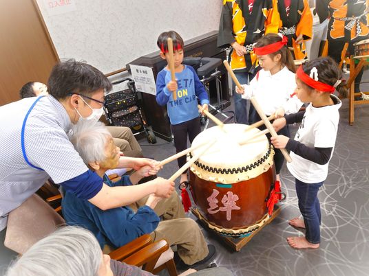 太鼓演奏を楽しむ参加者