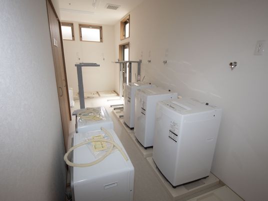 洗濯機が並ぶ清潔な空間