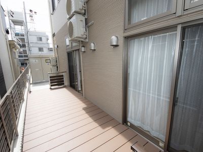 広々とした明るいテラス