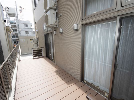 広々とした明るいテラス