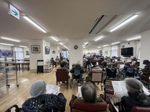 椅子に座る住民たち
