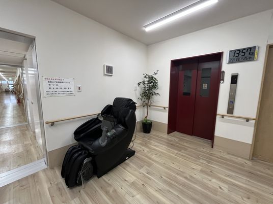 リラックス用チェアの廊下