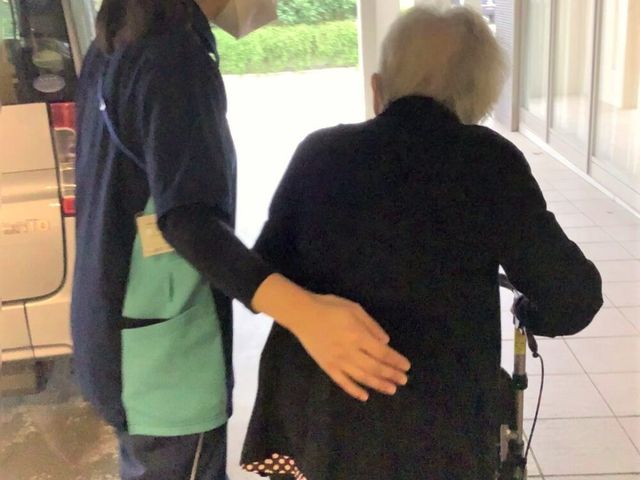 バリアフリーのエントランス エントランス 優しいスタッフがサポートする安心設計のエントランスです。段差のない出入口も魅力的です。