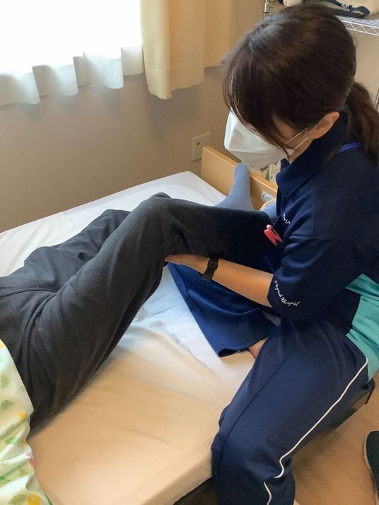 優しいケアの様子の居室  