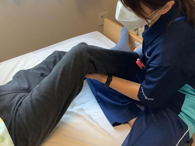 優しいケアの様子の居室 居室   穏やかな雰囲気の中で、スタッフが丁寧にケアを行っています。働く環境が整っています。