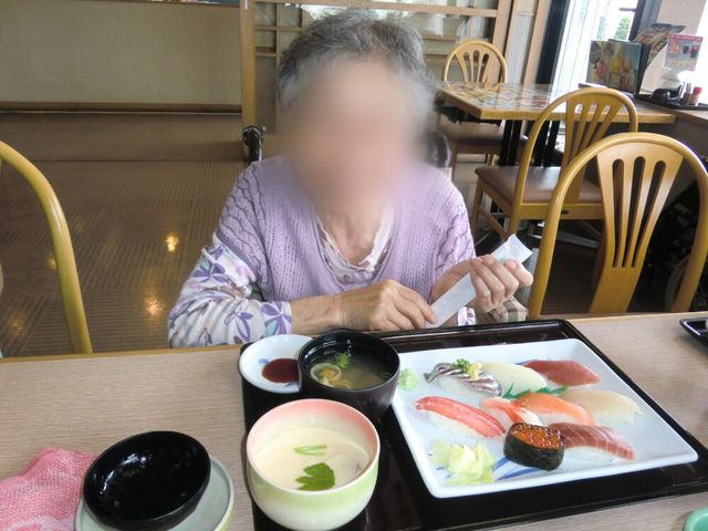 美味しそうな食事のあるテーブル ダイニングルーム 広々とした明るい空間で提供される和食は、くつろぎのひとときを演出します。
