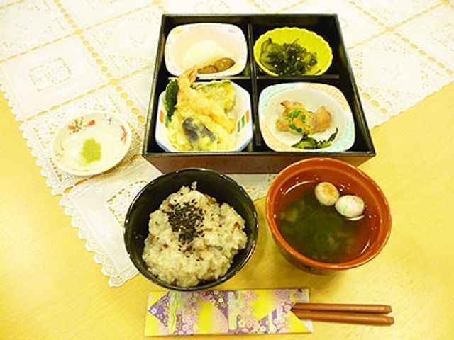 食事の例 料理 バラエティ豊かな料理が並び、季節感を取り入れたメニューが楽しめます。スタッフが心を込めて作った一品です。
