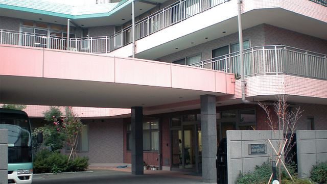 落ち着いた色調の建物外観 外観   広々としたエントランスがあり、訪れる人々を優しく迎える建物の様子がうかがえます。