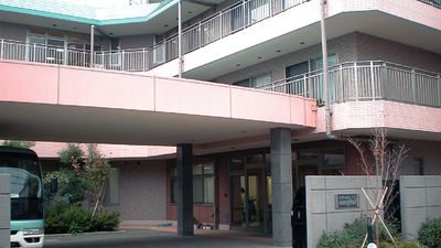 落ち着いた色調の建物外観