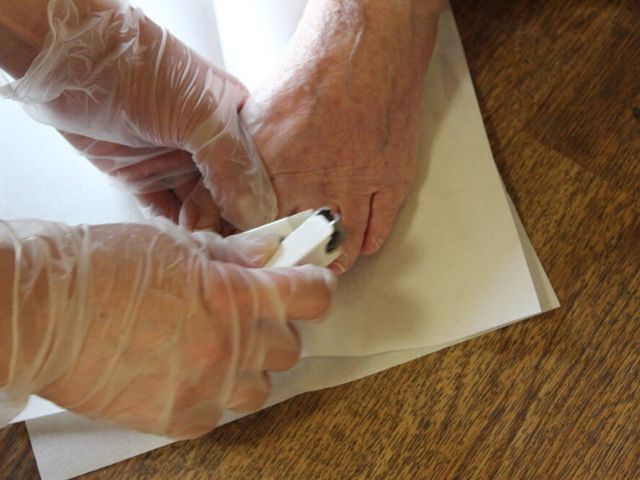 フットケア施術の様子 スタッフイメージ スタッフがフットケアを行う様子です。快適なサービスを提供しています。