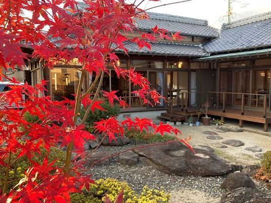 紅葉の庭と和風建物  
