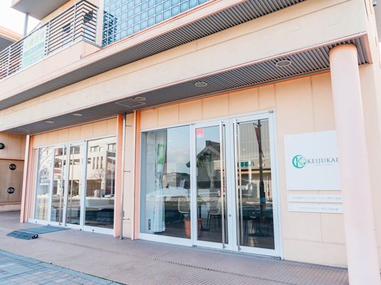 施設のエントランス外観  