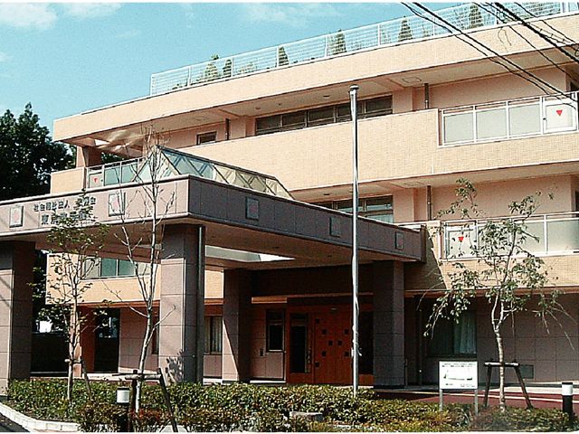 明るい外観の建物 外観 木々に囲まれた明るい建物で、穏やかな環境が整っています。天候に恵まれた日には訪れるだけでリフレッシュできます。