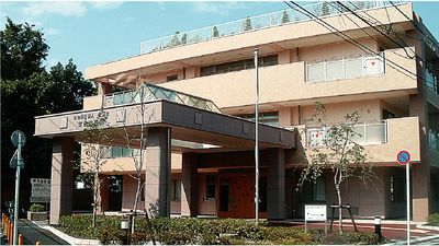 明るい外観の建物