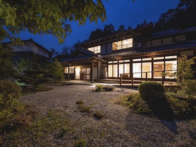 静かな庭の夜景 外観 落ち着いた雰囲気が漂う空間です。大きな窓からは自然の景色を楽しめます。