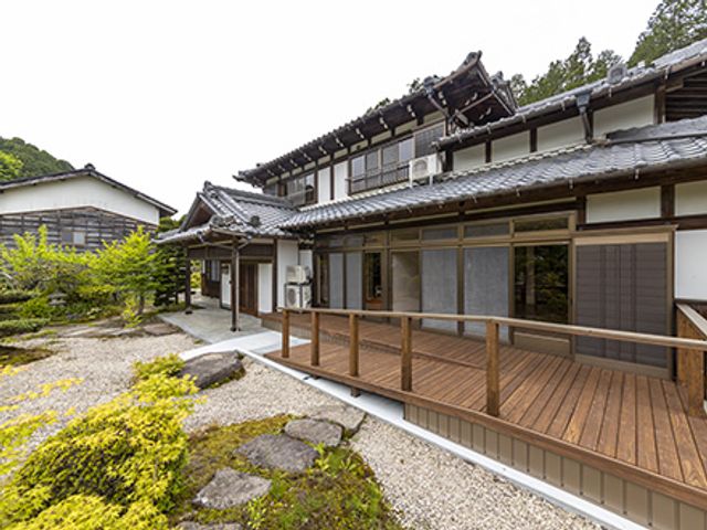 伝統的な日本家屋の中庭 外観 和の趣を感じる空間で、自然との調和を楽しめます。木の温もりが伝わる落ち着いた環境です。