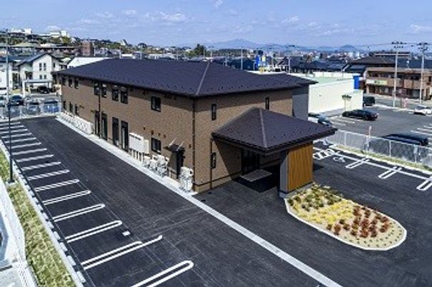 駐車場のある建物外観