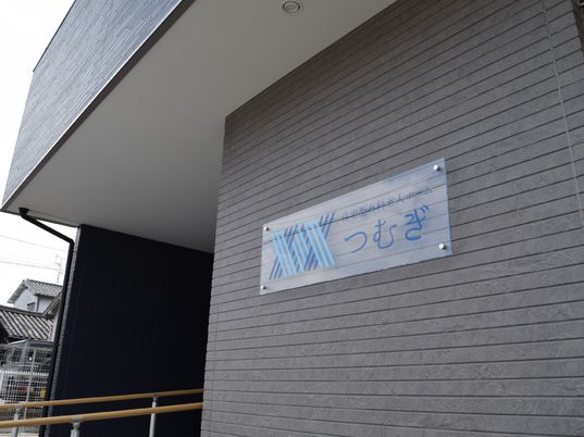 壁に取り付けられた看板