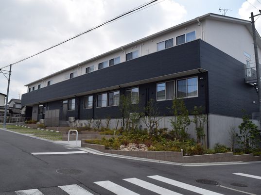 白と紺の外観の建物