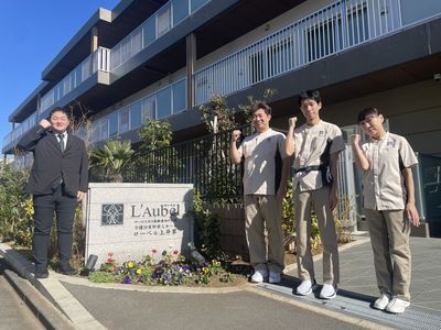 落ち着いた看板の前