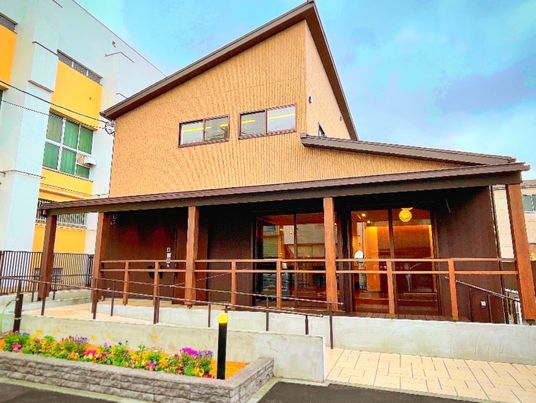 暖かみのある外観の建物