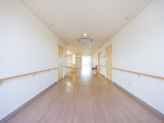 明るく広々とした廊下 廊下 手すりが備え付けられた廊下は、安全に配慮された設計です。柔らかな光が差し込む居心地の良い空間が広がっています。