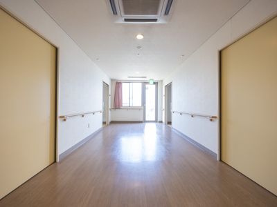 光が差し込む広い廊下