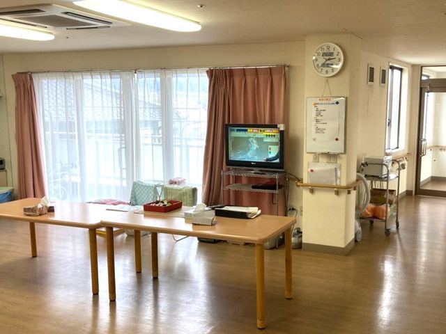 快適な職場環境食堂 食堂 ゆとりある食堂で働くスタッフは、利用者さまと共に心地よい食事の時間をサポートします。清潔感あふれる環境です。