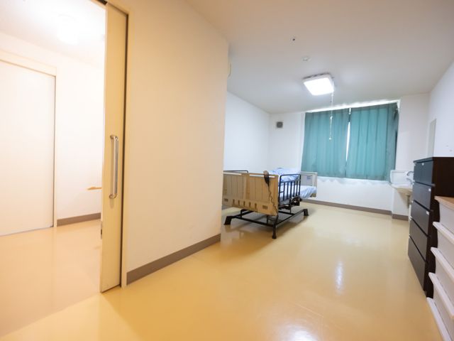 居心地の良い居室 居室 広々とした居室は、明るい窓と必要な家具が整っており、ゆったりと過ごすことができそうです。