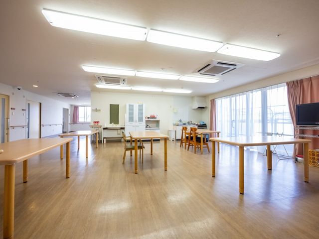 共有スペースの様子 ダイニングルーム 広々とした明るい共有スペースでは、他の利用者との交流をお楽しみいただけます。テーブル周りには座席が整えられ、憩いの場となっています。