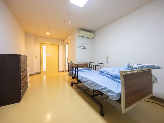 ゆったりとした居室 居室 広々とした室内で、ベッドや家具が整然と配置され、静かで落ち着いた雰囲気が感じられます。