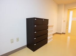 広々とした廊下の家具