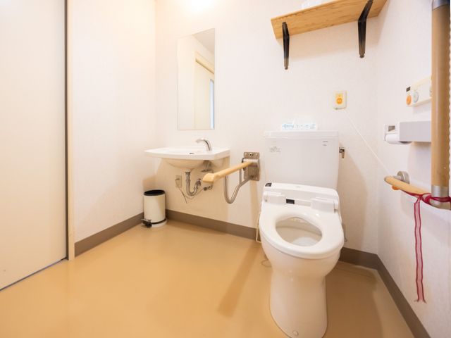 バリアフリートイレ設備 トイレ 手すり完備のトイレです。安心してお使いいただける配慮がされています。